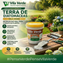 Texto alternativo: Fertilizante Orgânico Terra de Diatomáceas Vila Verde balde 900g em cenário de jardinagem ecológica destacando benefícios para o solo, plantas e equilíbrio natural do cultivo.