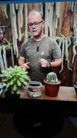 Vando e Fabi, parceiros da Vila Verde, com plantas cultivadas sem agrotóxicos