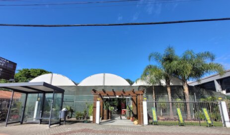Fachada da Loja das Plantas em Itoupava Norte, Blumenau, parceira Vila Verde Insumos Agroecológicos, especializada em jardinagem e decoração verde.
